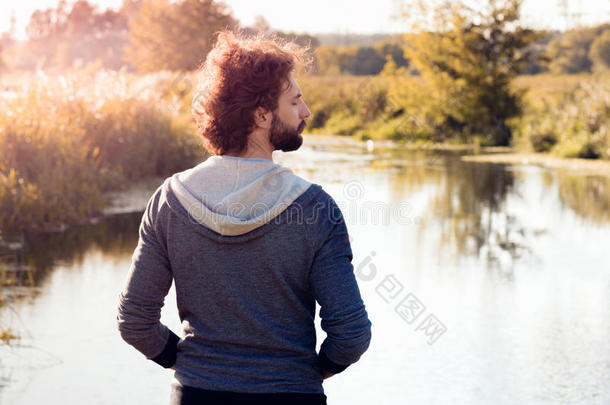 男人的背影看着河流，自由的空间