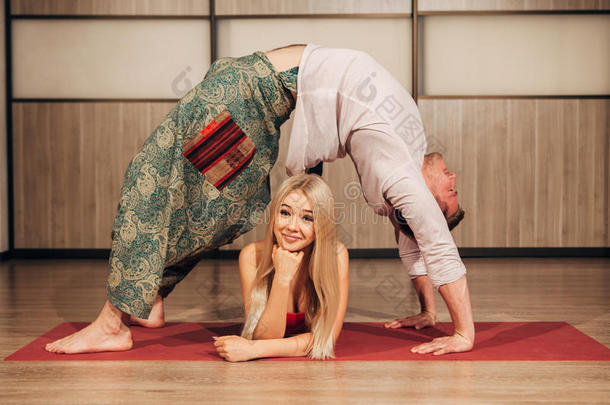 acro公司杂技肢端瑜伽成人体位