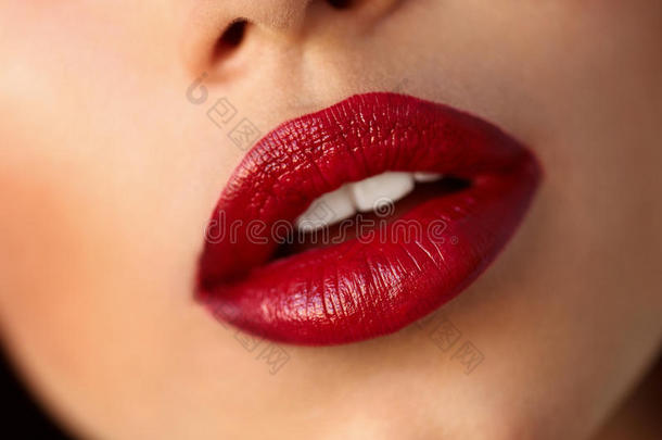 特写美丽的女人嘴唇与<strong>红色</strong>口红。 <strong>美妆</strong>