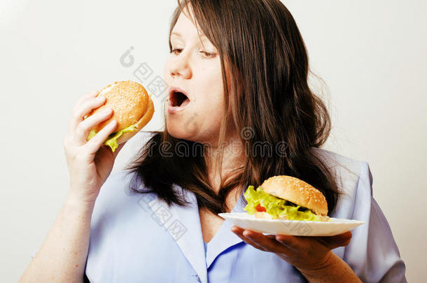 肥胖的白人女人可以在汉堡包和沙拉之间做出选择