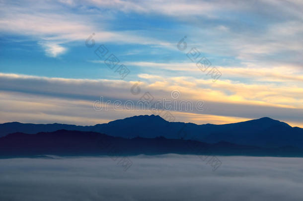 明亮的日出，山间山谷和山峰中的薄雾