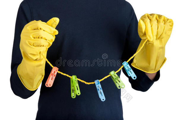 清洁的晾衣绳衣夹颜色丰富多彩的