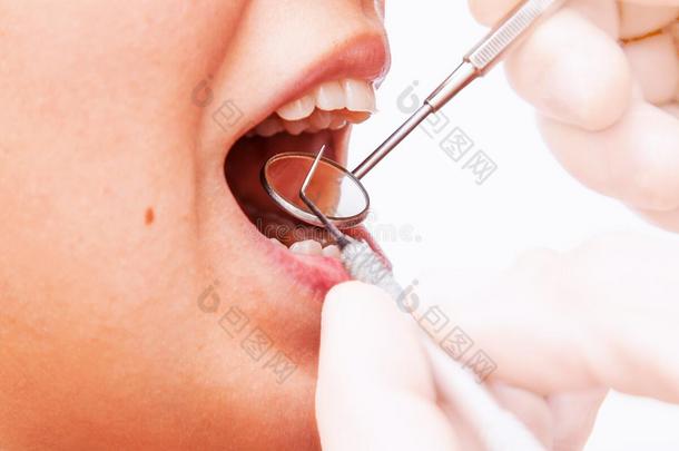 医生在诊所给他的病人做牙科治疗。
