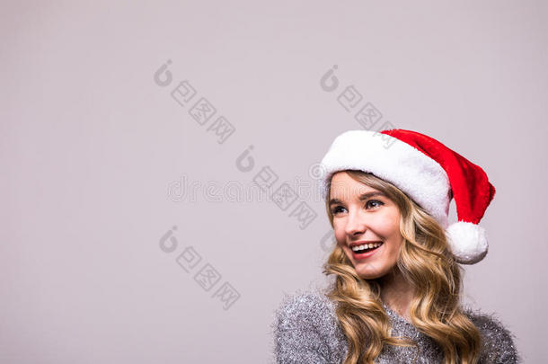 女孩在圣诞节圣诞老人帽子隔离在白色背景
