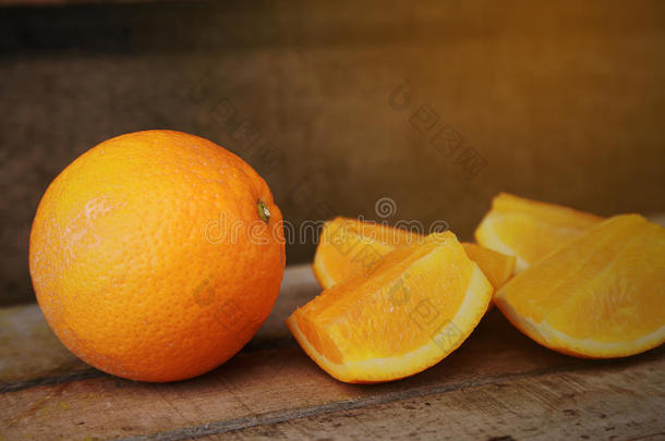 新鲜橙色在木制背景上健康。 市场上果园的有机或清洁水果。 清洁水果和饮料以促进健康