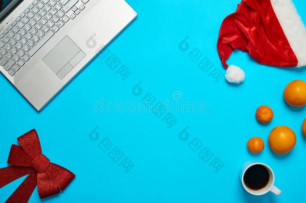 蓝色书桌，笔记本<strong>电脑</strong>，<strong>办公用品</strong>，咖啡和圣诞老人杯