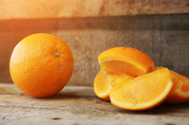 新鲜橙色在木制背景上健康。 市场上果园的有机或清洁水果。 清洁水果和饮料以促进健康