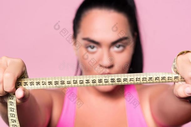 关闭铅垂<strong>穆拉托</strong>妇女显示身体测量磁带