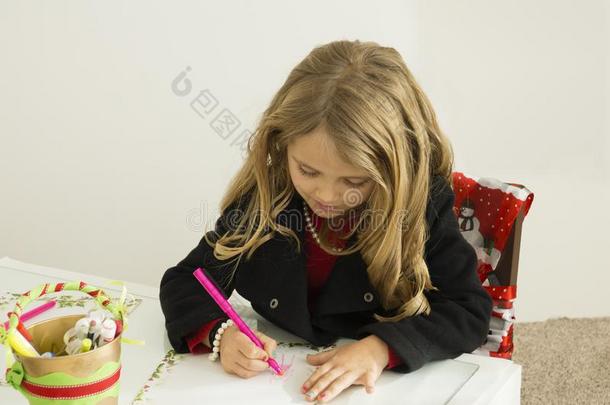 女孩正在给圣诞老人画<strong>一封信</strong>