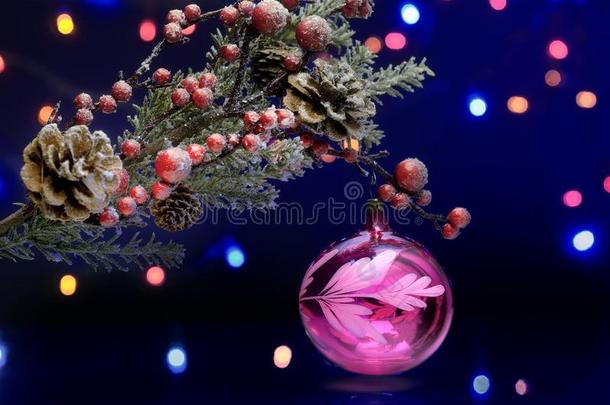 带有装饰球的圣诞树树枝。 闪闪发光的仙女背景