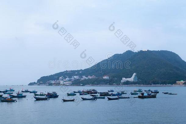 亚洲海湾海滩蓝色船