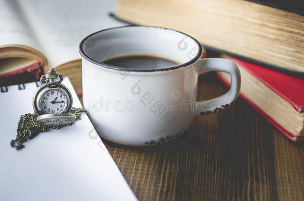 咖啡在旧杯子和怀表木制与书在vi