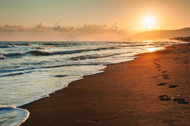 早晨<strong>阳光下</strong>美丽的海岸