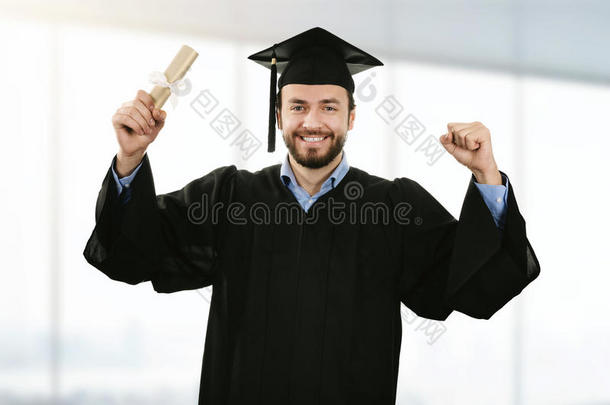 毕业典礼上，开朗微笑的毕业生穿着长袍