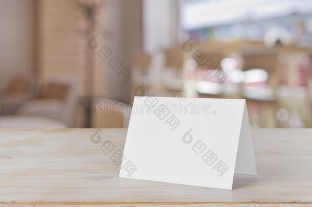 空白纸<strong>桌卡</strong>在木桌上的酒吧背景