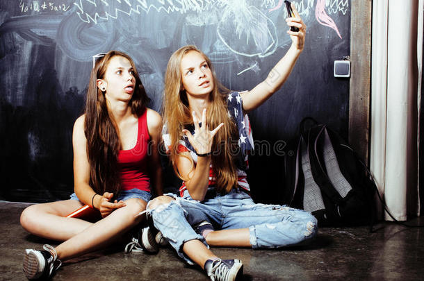 暑假后回到学校，两个十几岁的女孩在教室里用黑板画在一起