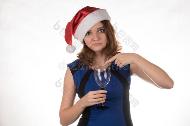 戴着红色新年帽子的女孩带着手机和一杯CH