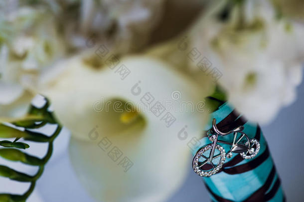 美丽的花朵装饰珠宝用银和水晶玻璃制成