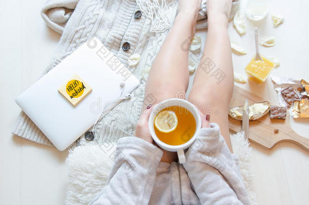 平躺的女人穿着睡衣，喝着一杯凉茶。 浪漫的早餐
