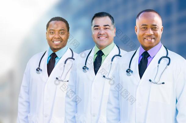 b<strong>医院</strong>外的非裔美国和西班牙裔男医生