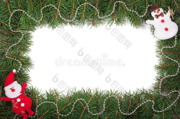 圣诞框架由冷杉树枝制成，装饰着圣诞老人雪人和白色背景上孤立的珠子
