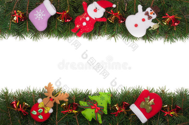圣诞框架由冷杉树枝制成，<strong>装饰</strong>着<strong>铃铛</strong>、雪人和圣诞老人，在白色背景上隔离