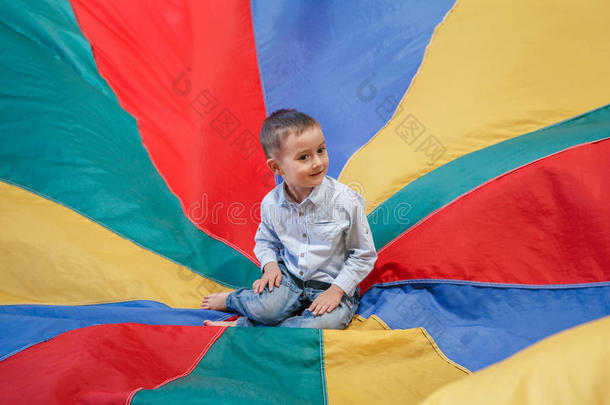 幼儿幼儿幼儿坐在操场中心彩虹降落伞