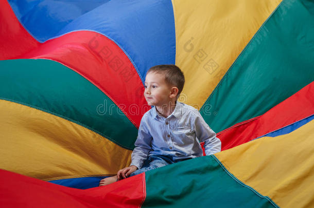 幼儿幼儿幼儿坐在操场中心彩虹降落伞