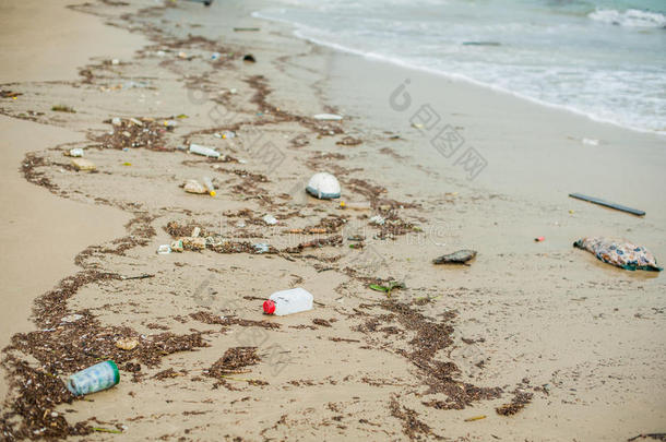 海滩污染。 海滩上的塑料瓶和其他<strong>垃圾</strong>