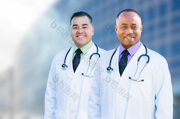 b医院外的非裔美国和西班牙裔男医生