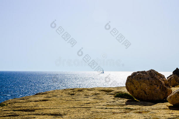 一艘帆船驶过地中海，马耳他