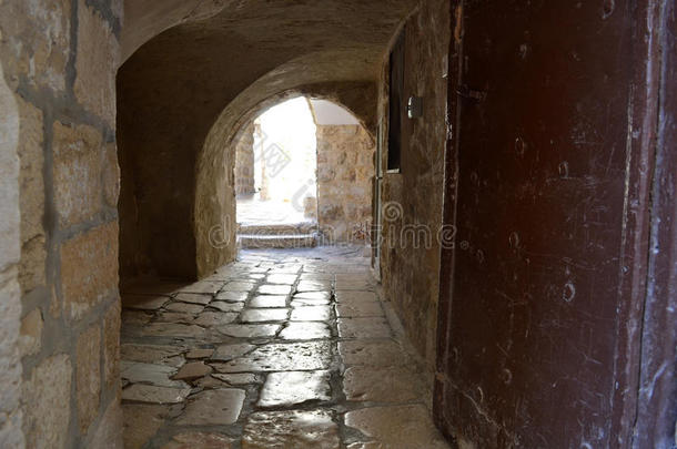 在耶路撒冷老城的一个古老的庭院里的拱门输入