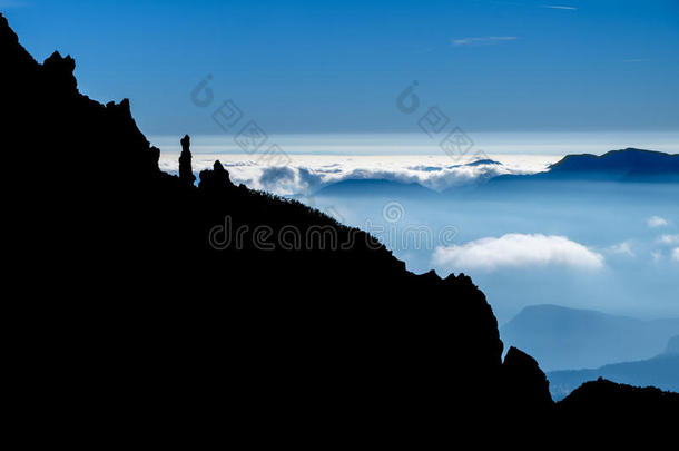 阿尔卑斯山穷乡僻壤背景蓝色云