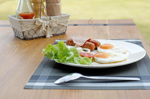 早餐配火腿肠、鸡蛋和沙拉
