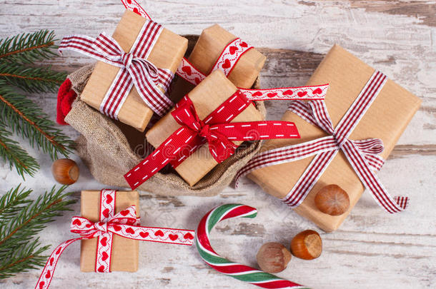 圣诞礼物或情人节礼物在黄麻袋和云杉树枝