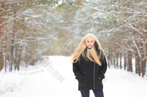 冬天树林里的女孩在雪地上