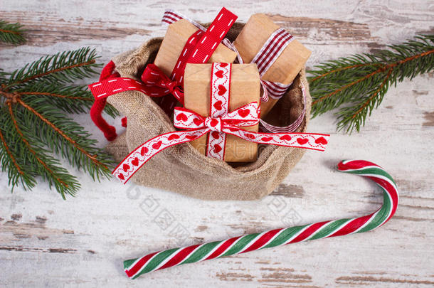 圣诞礼物或情人节礼物在黄麻袋和云杉树枝
