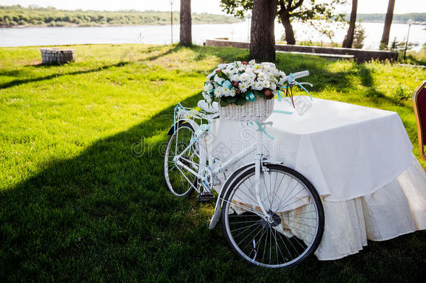 婚礼登记仪式上装饰鲜花的自行车