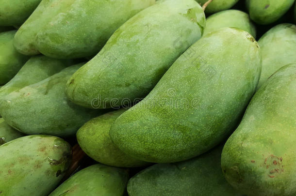 特写新鲜的绿色芒果，芒果在超级市场