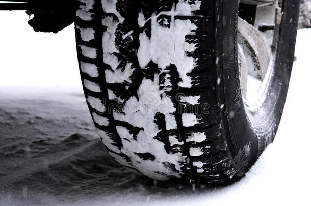 汽车或车辆冬季轮胎在雪地上行驶