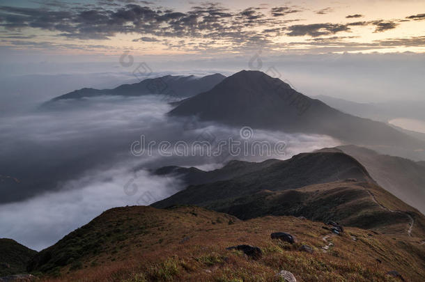 黎明时分，云在兰托岛的一座山上<strong>翻滚</strong>