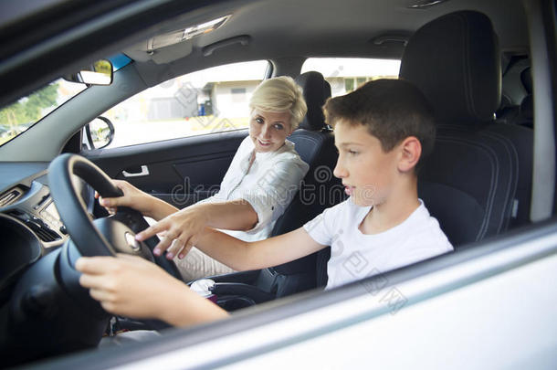 开车驱动享受家庭不安全感