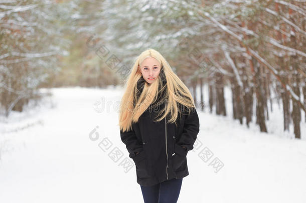 冬天树林里的女孩在雪地上