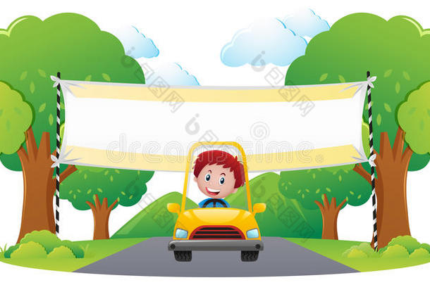 横幅模板与男孩驾驶黄色汽车在公园