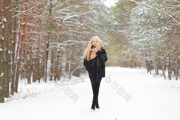 冬天树林里的女孩在雪地上