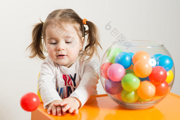 可爱的小女孩玩彩色球