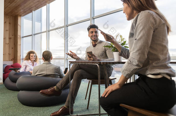 商务人士小组在同事中心，同事工作场所混合种族人士会议