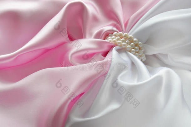 镶有珍珠的白色和粉红色丝绸织物的细节