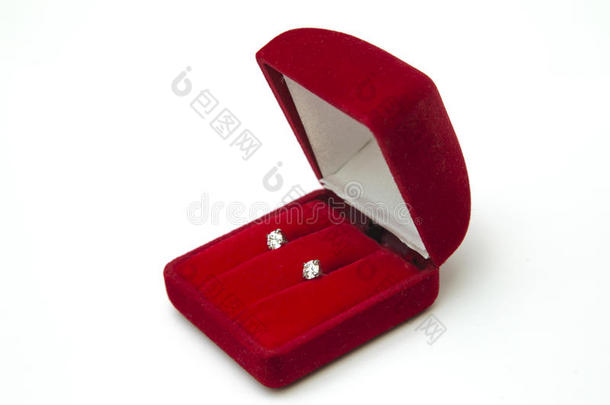 美丽和豪华的钻石项链珠宝与戒指，耳环设置在红色盒子在白色背景