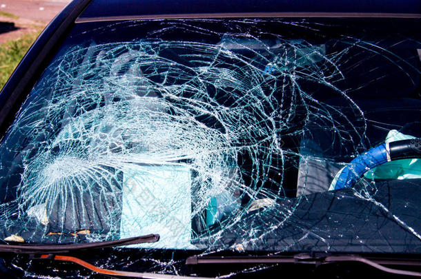 汽车崩溃粉碎的粉碎挡风玻璃